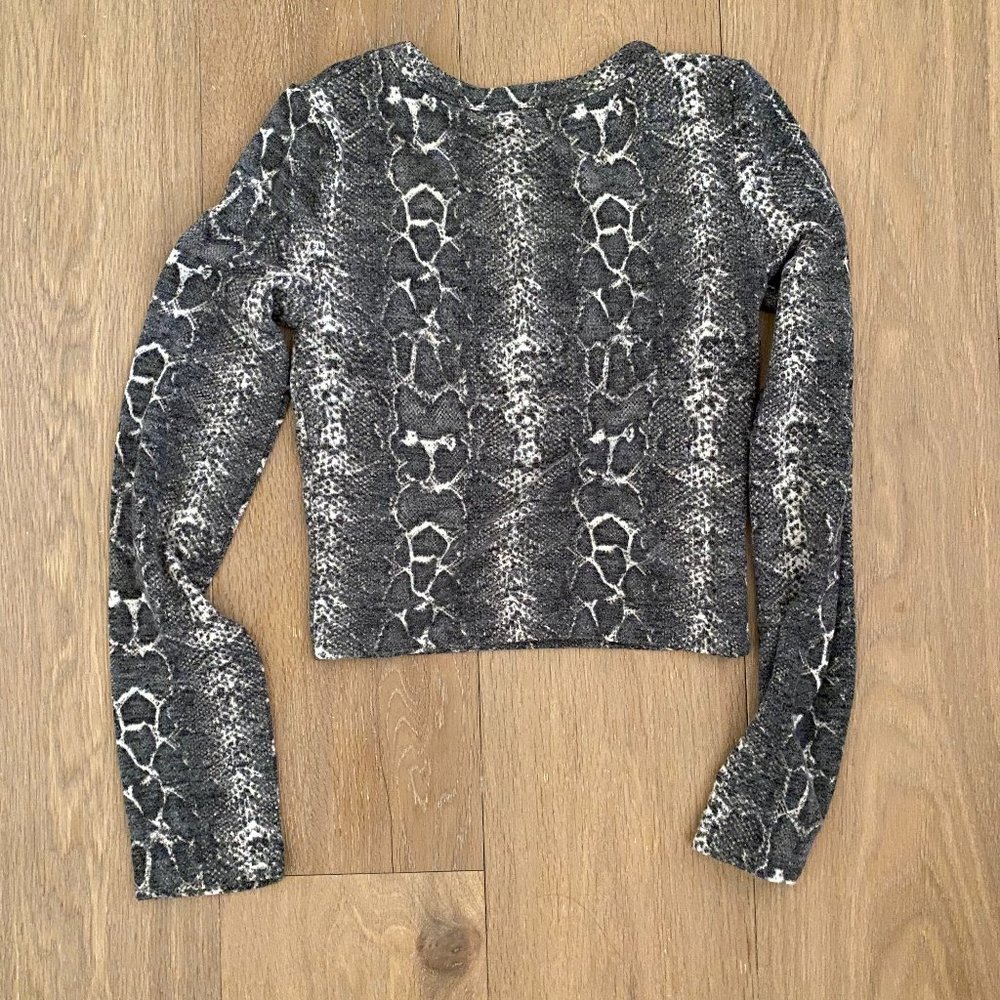 Zara Trafaluc Soft Touch Snakeskin Long Sleeve Crop Top (S, Gray)